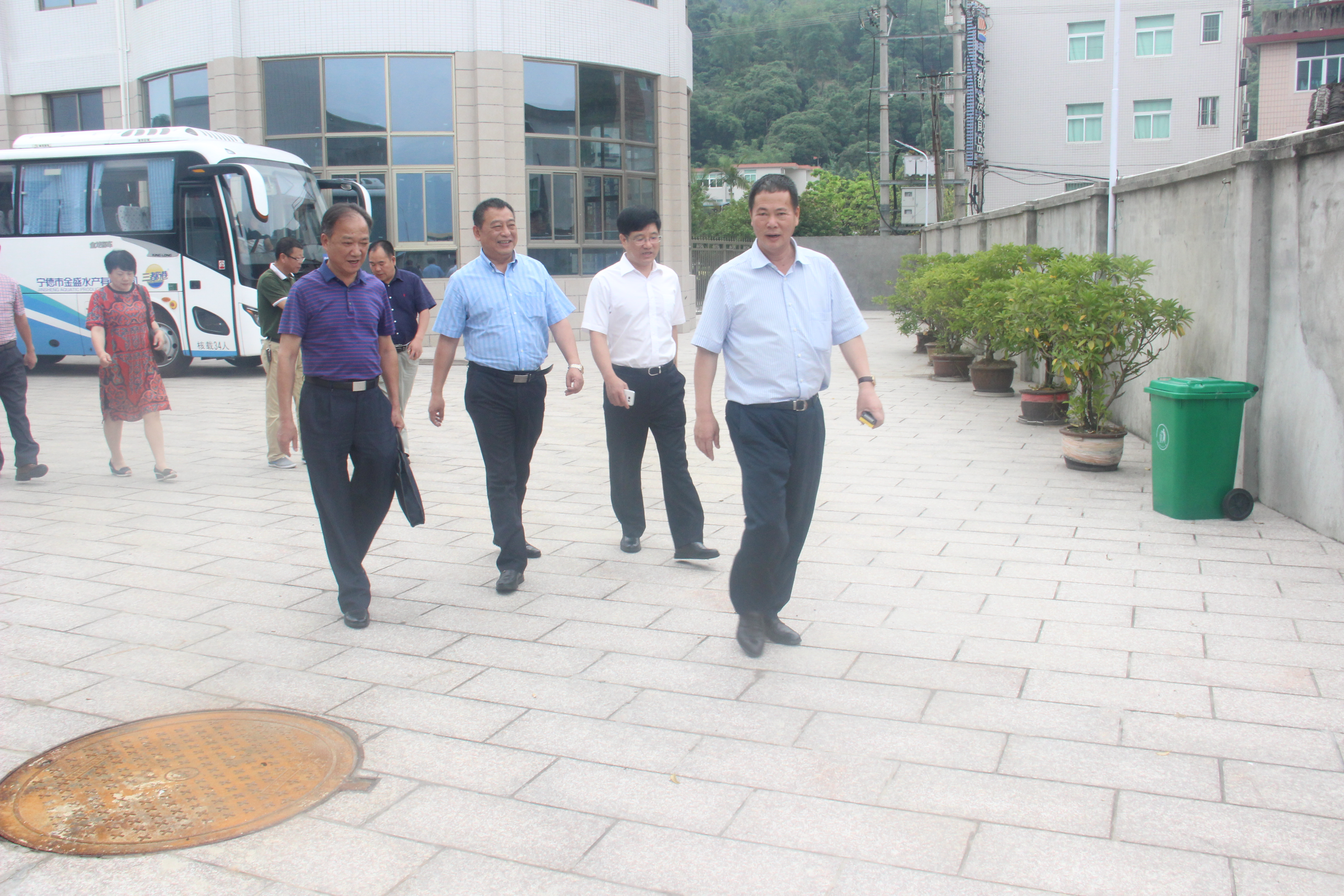 中國漁業(yè)協(xié)會會長趙興武，省海洋與漁業(yè)廳原廳長劉修德一行蒞臨三都澳遺傳育種中心檢查指導工作。